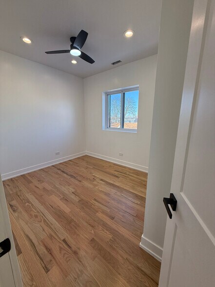 Building Photo - 1249 S Kedvale Ave