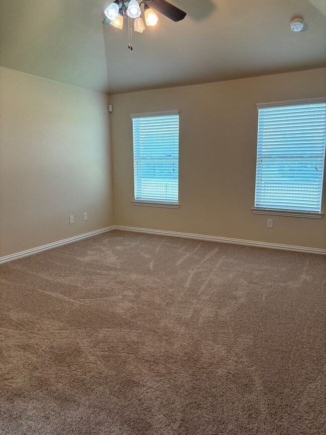 Building Photo - 3/2/2 Ready to Go! Located on the greenbelt!
