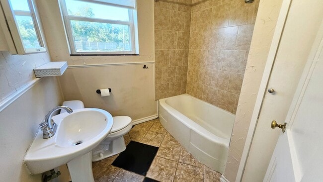 Building Photo - Nichols Hills Adj the Village Two Bed/One ...