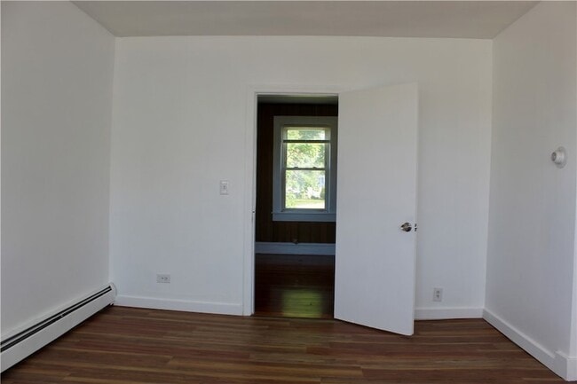 Building Photo - 204 Lewis St