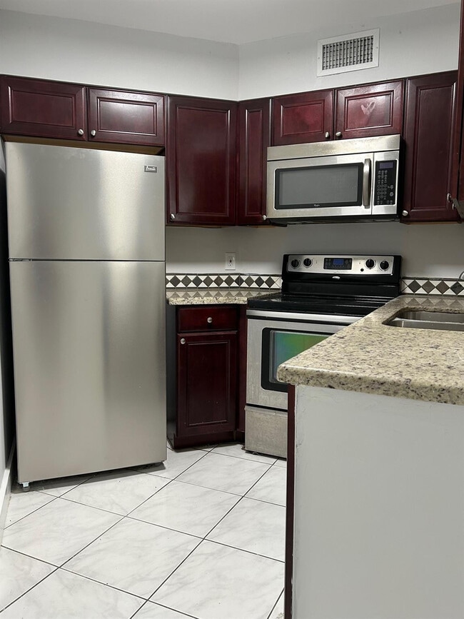 Building Photo - 211 Lake Pointe Dr