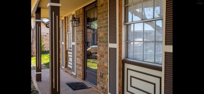 Building Photo - 906 Dosia Cir