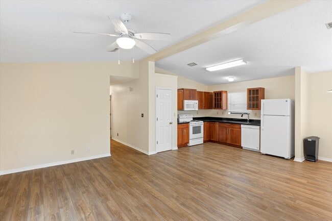 Building Photo - 3 Bedroom 2 Bathroom Unfurnished House for...