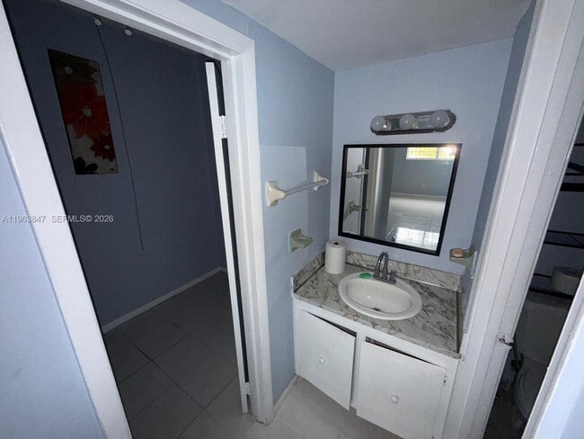 Building Photo - 1255 W 53rd St