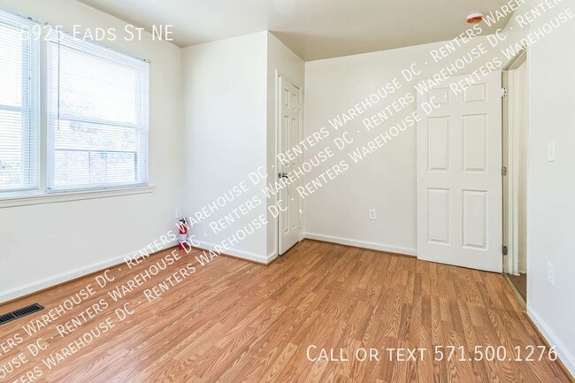 Building Photo - Charming 5Bd/2Bth Semi-Detached Brick Home...