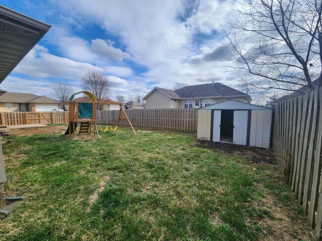 Building Photo - 1002 Care Ave