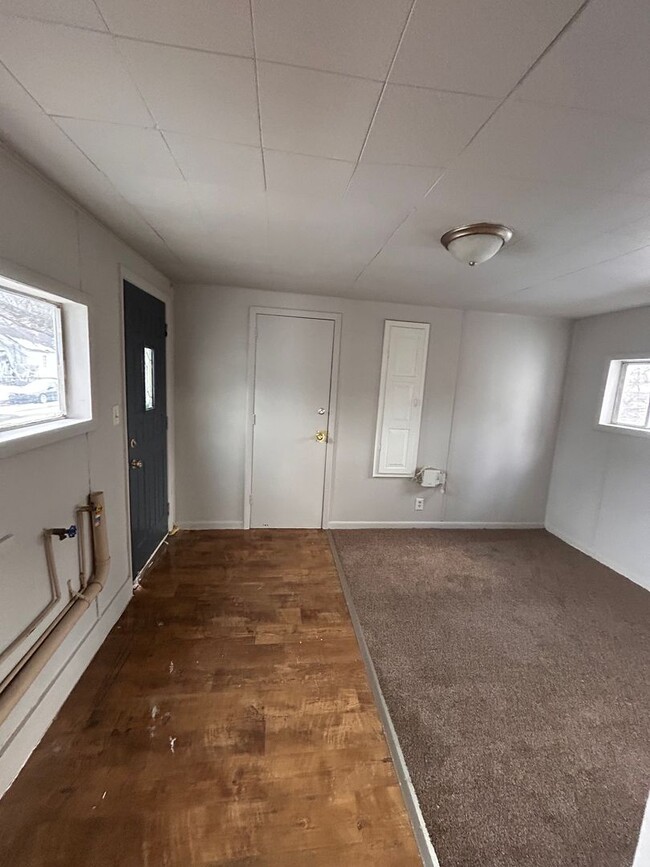 Building Photo - Nice Cape Cod!