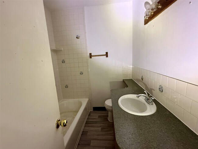 Building Photo - 202 S Magnolia St