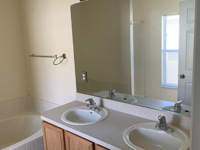 Building Photo - 269 SW Ridgecrest Dr