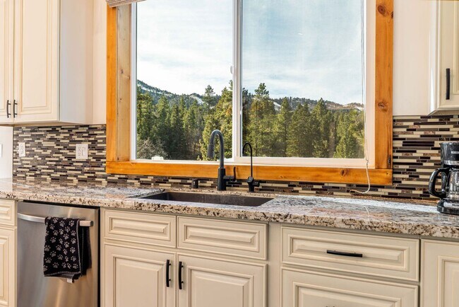 Building Photo - Stunning 4-Bedroom Home with Amazing Views, EV Charger & Solar in Big Bear!