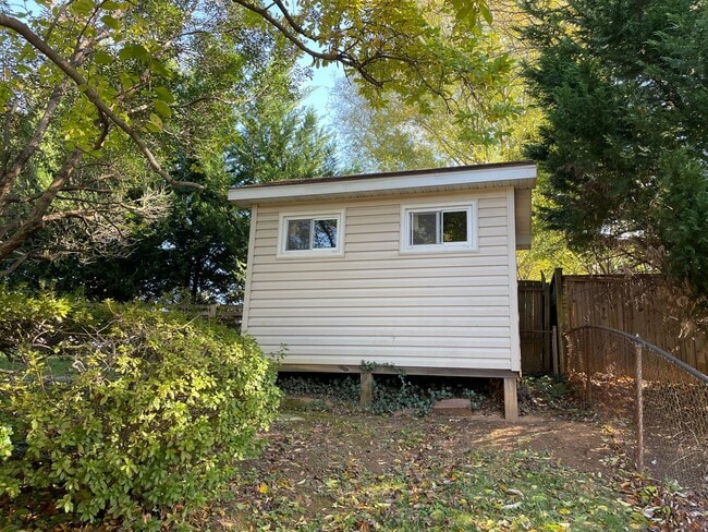 Building Photo - Cheerful 3 Bedroom 2 Bathroom With Office And Spacious Fenced Yard In Beautiful Pimmit Hills