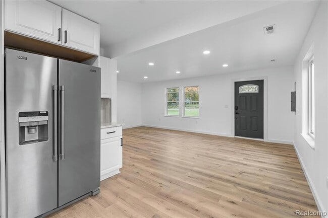 Building Photo - 1445 N Seymour Rd