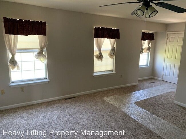 Building Photo - 3 br, 2.5 bath House - 6105 Spring Knoll Dr