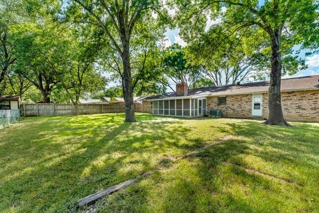 Building Photo - 1376 Poppy Ln