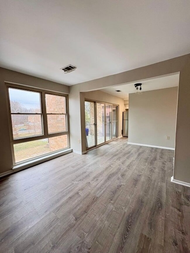 Building Photo - 2109 Greenery Ln