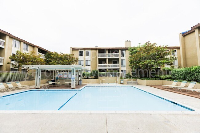 Building Photo - Spacious Top-Floor 1BR Condo with Ocean Vi...