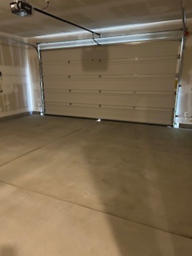 Building Photo - Spacious New Home with 5 Bedrooms in Hende...