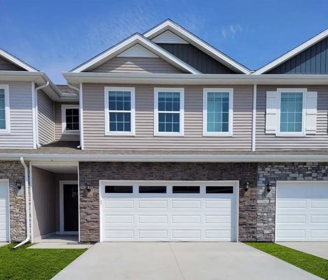 Building Photo - 1043 Maywood Ln