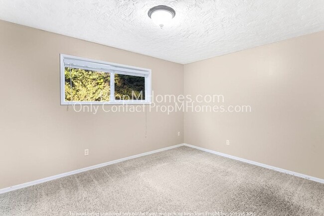 Building Photo - SW Portland Two Bedroom Condo In The Heart Of Burlingame!