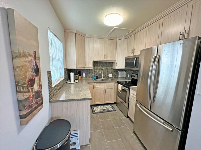 Building Photo - 543 Mansfield M