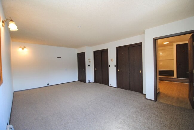 Building Photo - Huge 5 Bed / 3 Bath w/ 2 Car Garage