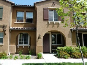 Building Photo - Beautiful, Must See 3 Bed, 2.5 Bath Town H...