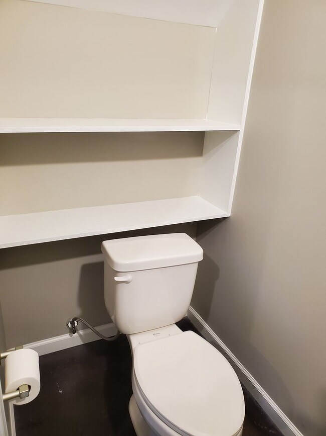 Building Photo - 2 bed, 1.5 bath Townhouse