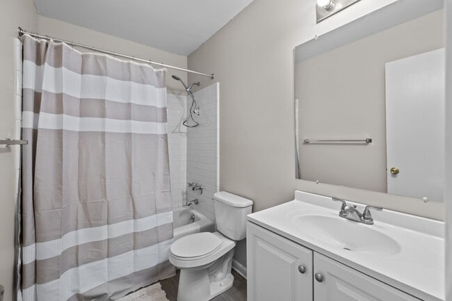Building Photo - *MOVE IN READY* 3 Bed, 2 Bath Condo, Close to Uptown!!!