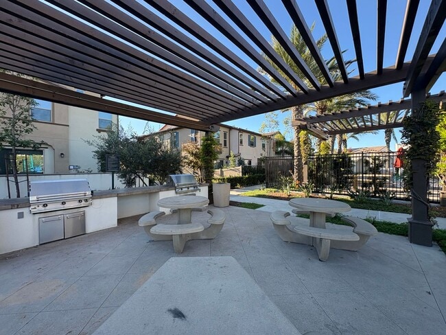 Building Photo - Modern Turn-Key Three-Story Townhome