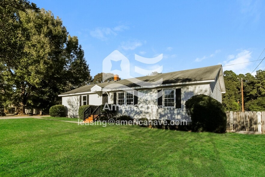 Building Photo - 4378 Saxon Dr