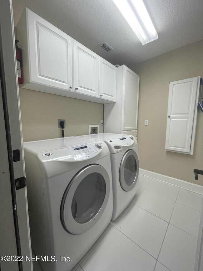 Building Photo - 204 Salt Grass Ct