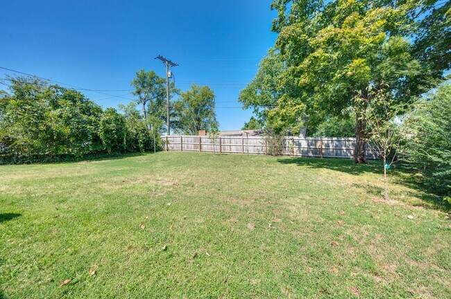 Building Photo - 3 Bedroom 1 Bath Donelson House by Two Riv...