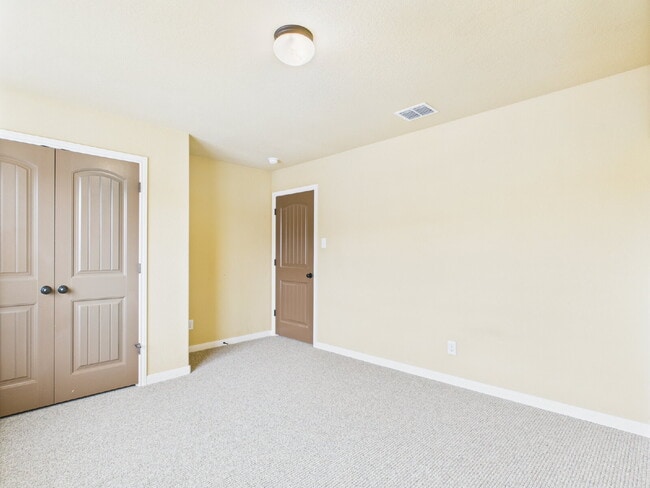 Building Photo - 3-Bedroom Retreat with 2.5 Baths in Freder...