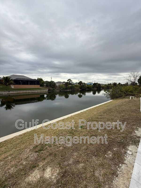 Building Photo - 2609 NE 5th Pl