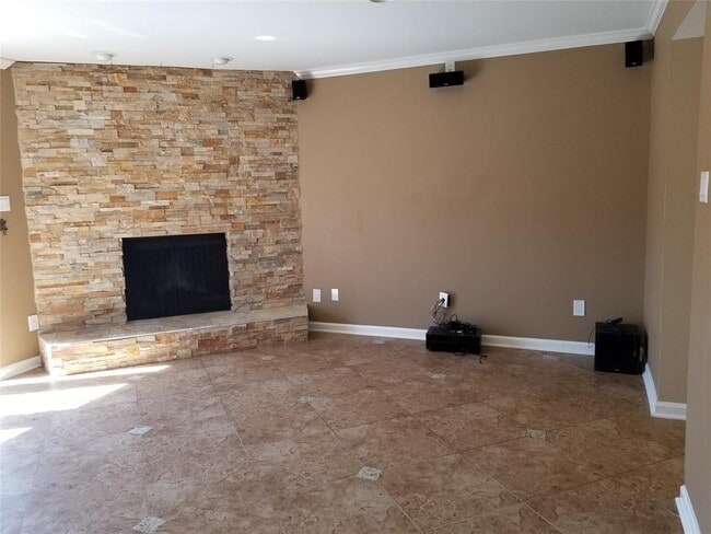 Building Photo - 10320 Longmont Dr
