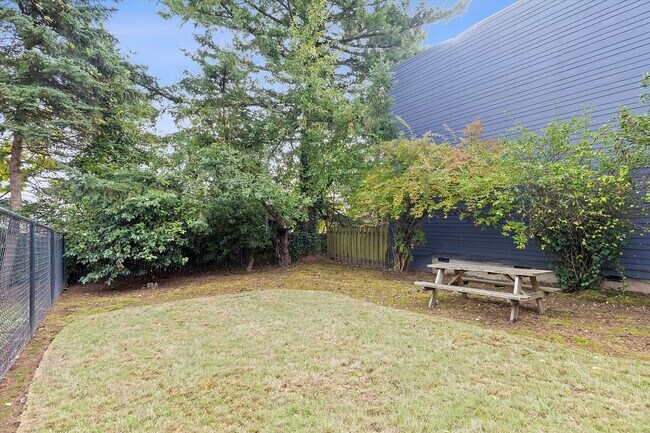 Building Photo - ALK - 1820 Sylvan Highlands Triplex