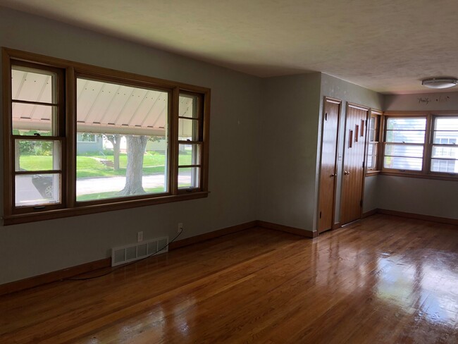 Building Photo - Don’t Miss Out this Spacious Home!