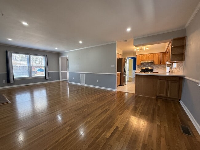 Building Photo - 4 Bedroom Home in Village Green.