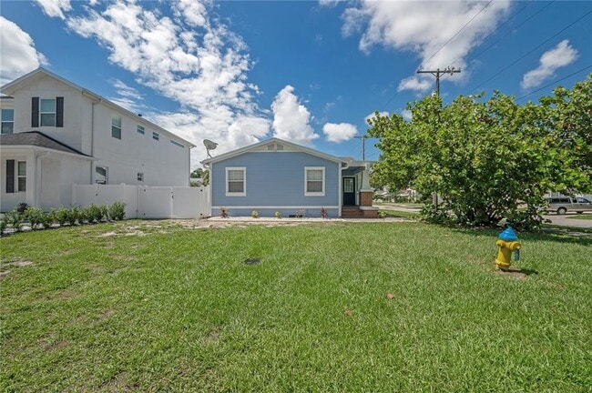 Building Photo - 2714 W Fig St