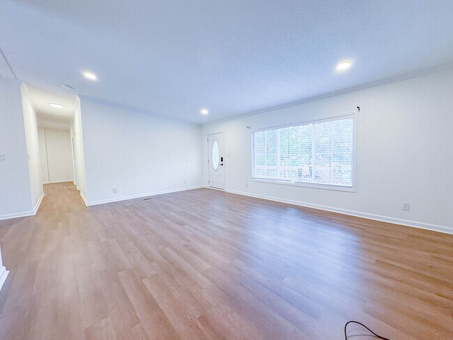 Building Photo - 4 Bedroom, 2 Bathroom: Pets Allowed!