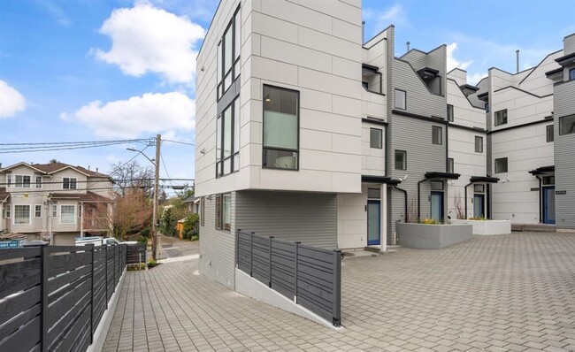 Building Photo - Modern 3-story townhome with A/C located i...