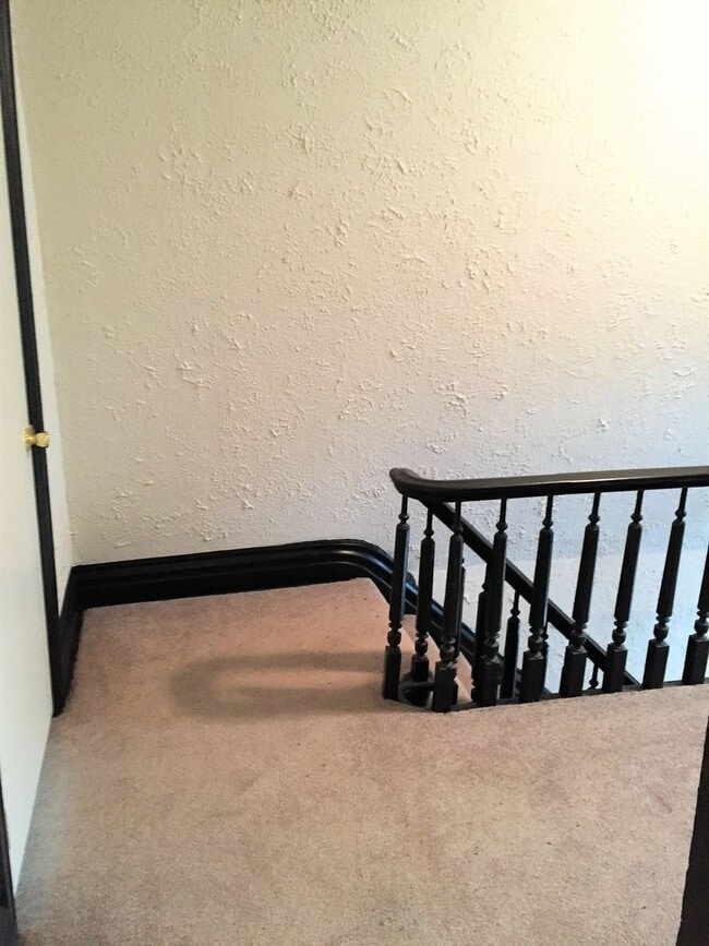 Building Photo - Mt. Washington house, 3 bedroom 2 1/2 bath house with great kitchen, yard, laundry June 1st