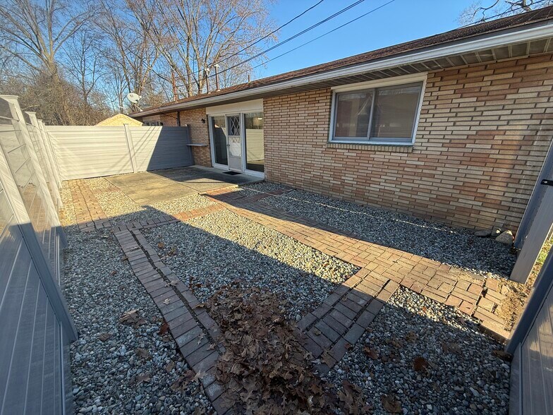 Building Photo - 757 Southeast Ave