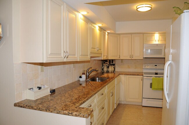 Building Photo - 525 N Ocean Blvd
