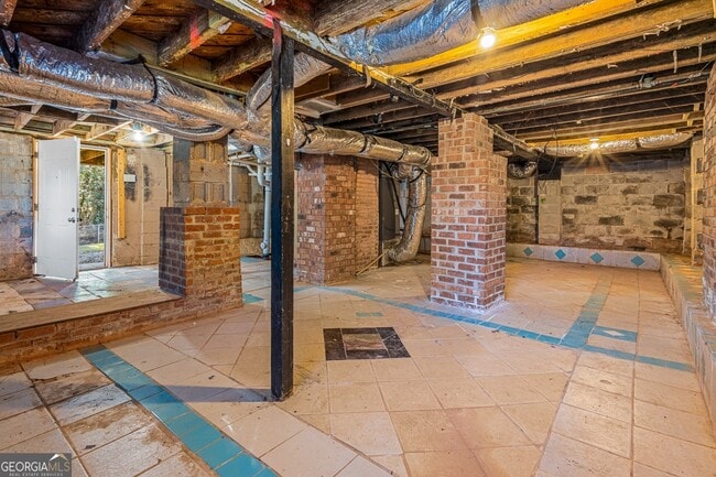 Building Photo - 2163 Rexford Dr