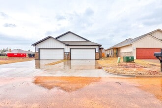 Building Photo - Stunning Newer Duplex with Private Backyard in Edmond!
