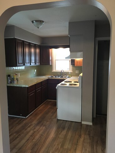 Building Photo - 3 Bed/1 Bath - detached garage $850/month