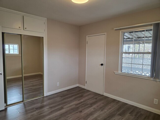 Building Photo - Stunning 2-bedroom 2nd floor apartment with garage parking!