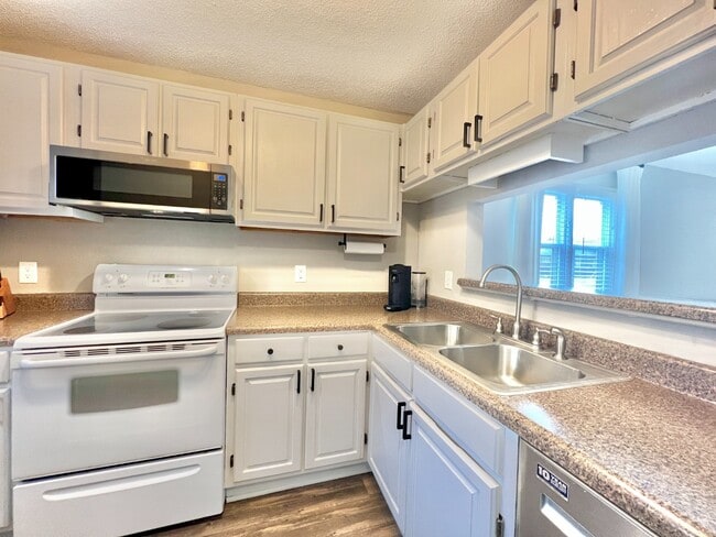 Building Photo - Condo with Convenient Location!
