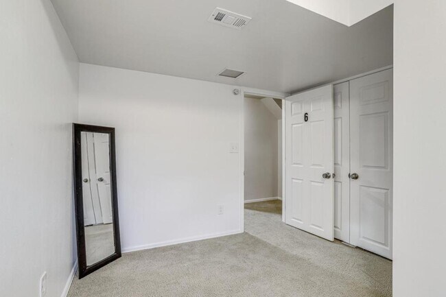 Building Photo - 2860 S Golden Way